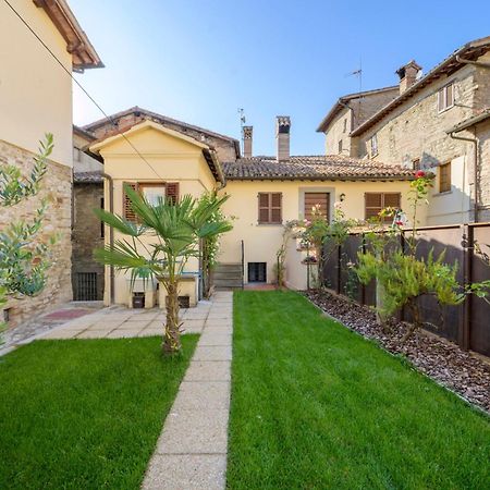 Via Mazzini 23A Daire Gubbio Dış mekan fotoğraf